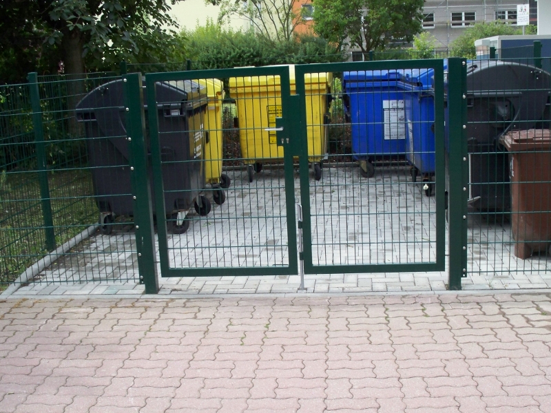 Müllplatz mit Stabgitterzaun Müllplatz mit Stabgitterzaun