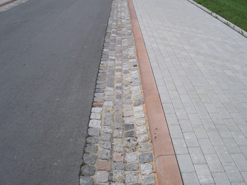 Straße mit Rinne, Bord und Gehweg Straße mit Rinne, Bord und Gehweg