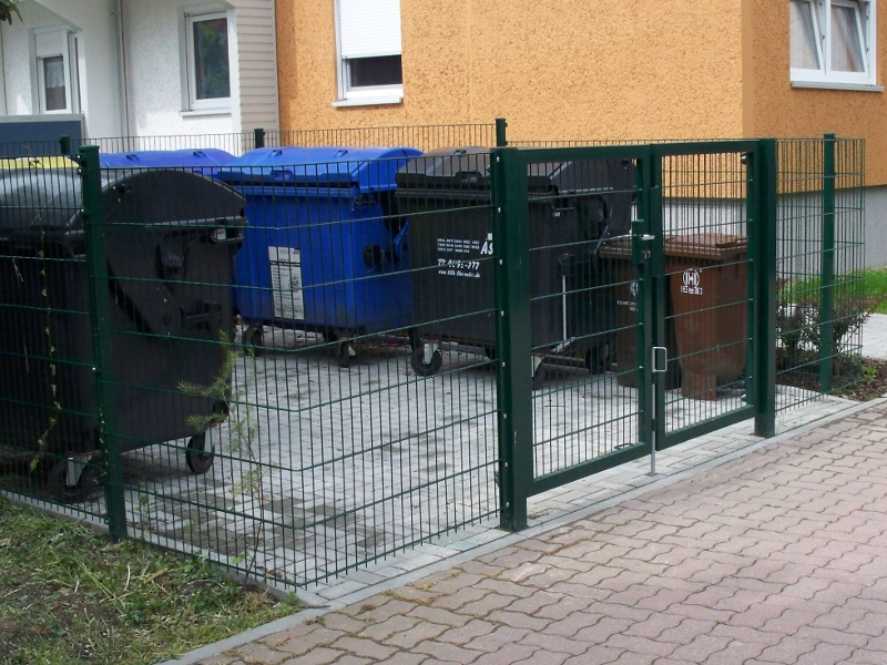 Müllplatz mit Stabgitterzaun Müllplatz mit Stabgitterzaun