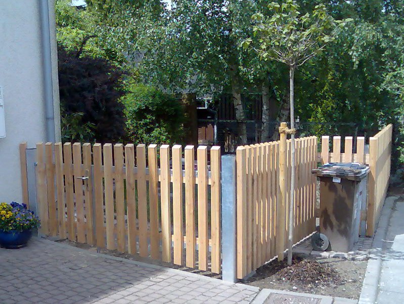 Holzlattenzaun mit Toranlage Holzlattenzaun mit Toranlage