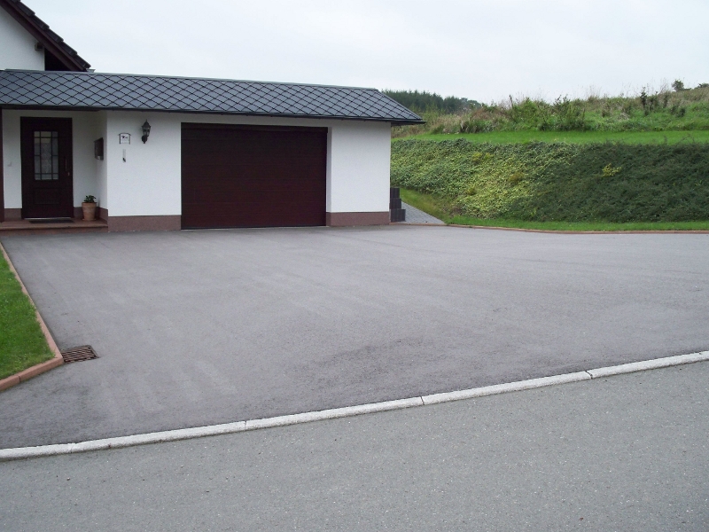 Asphaltfläche vor Garage Asphaltfläche vor Garage