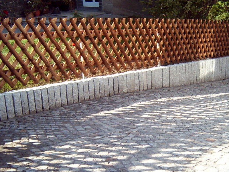 Hofeinfahrt mit Palisaden in Granit Hofeinfahrt mit Palisaden in Granit