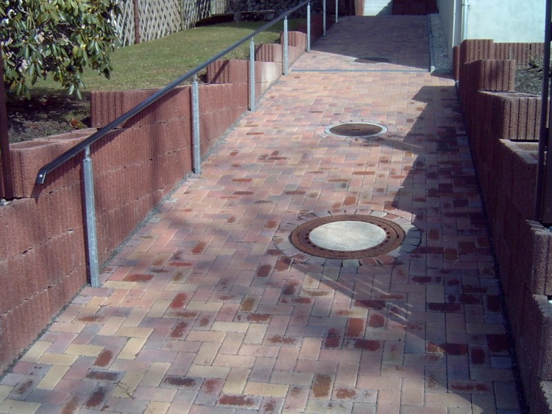 Hauszugang in Betonpflaster<br>Hangbefestigung mit Betonpflanzstein Hauszugang in Betonpflaster<br>Hangbefestigung mit Betonpflanzstein