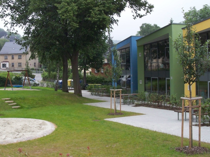 Bepflanzung der AußenanlageGrundschule Burkhardtsdorf<br> Bepflanzung der AußenanlageGrundschule Burkhardtsdorf<br>