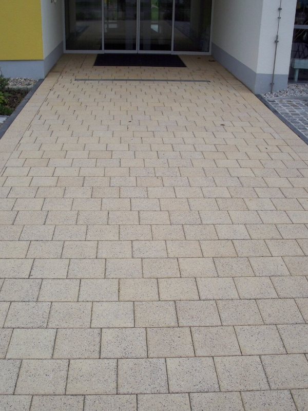Gehweg / Eingangsbereich Gehweg / Eingangsbereich