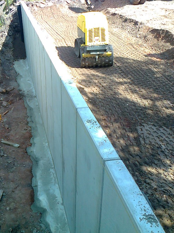 Stützwand aus Winkelstützelementen Stützwand aus Winkelstützelementen